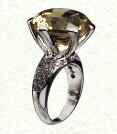 Foto di un anello in oro bianco con grossa gemma montata a giorno